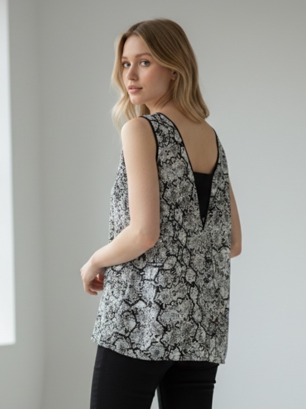 Express Black & White Snakeskin V-Neck Cutout Tank Top Size Medium
